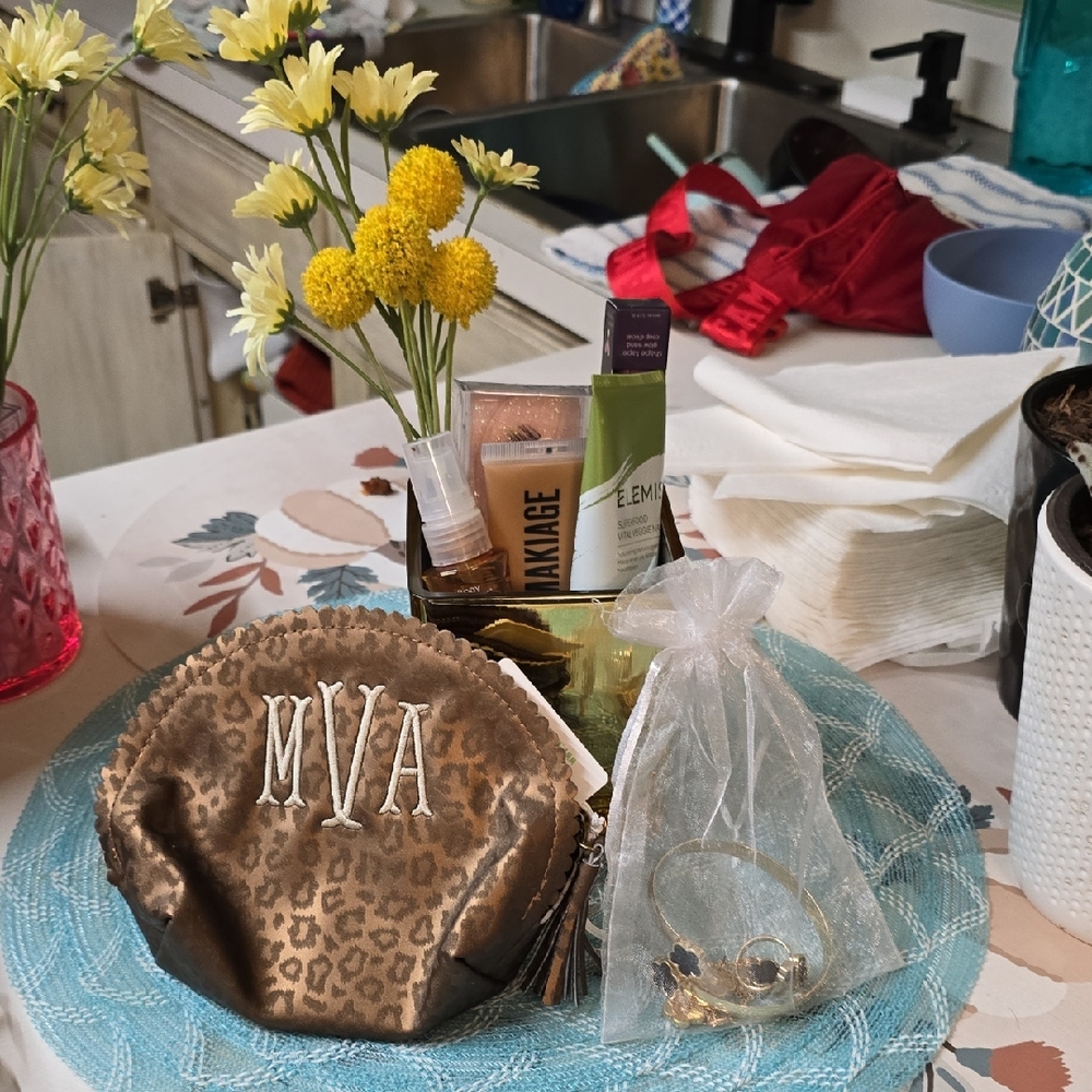 Beauty Bundle Including Il Makiage Foundation & Jewelry Set